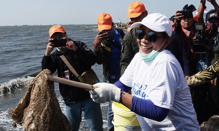 BERSIH-BERSIH PANTAI DAN LAUT