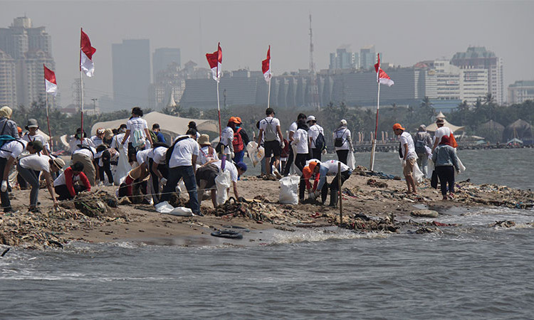 BERSIH-BERSIH PANTAI DAN LAUT