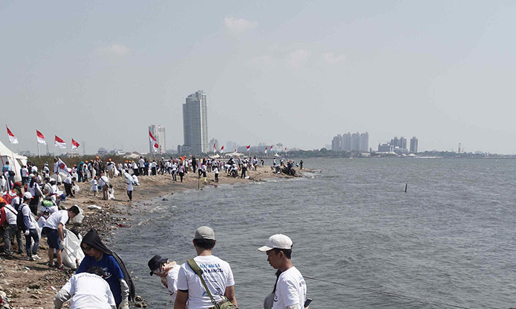 BERSIH-BERSIH PANTAI DAN LAUT