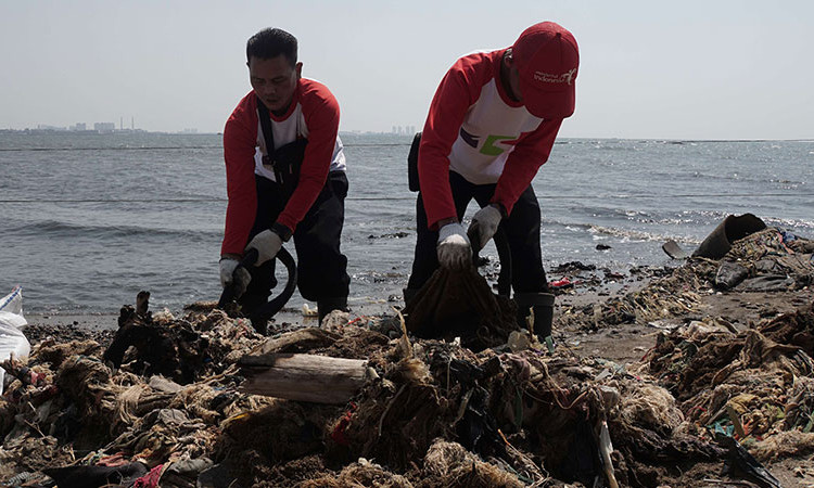 BERSIH-BERSIH PANTAI DAN LAUT