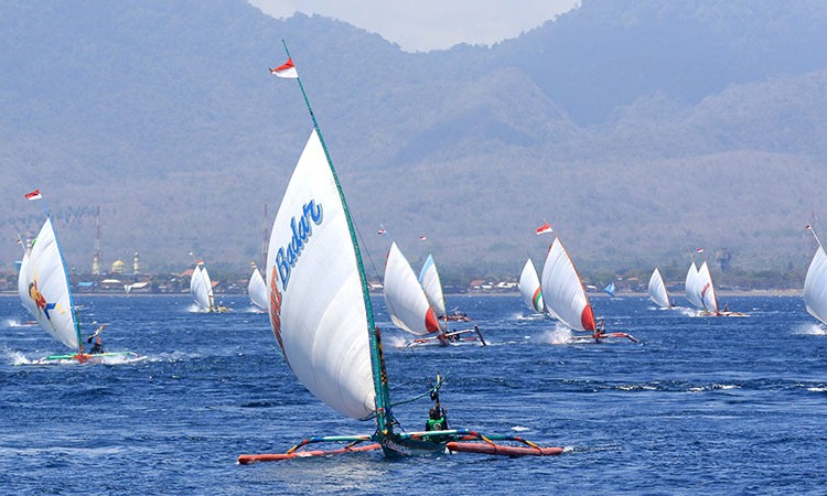 LOMBA PERAHU LAYAR