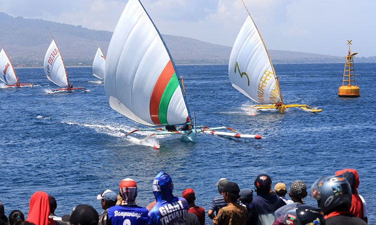 LOMBA PERAHU LAYAR