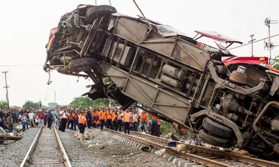 BUS TERTABRAK KERETA API 