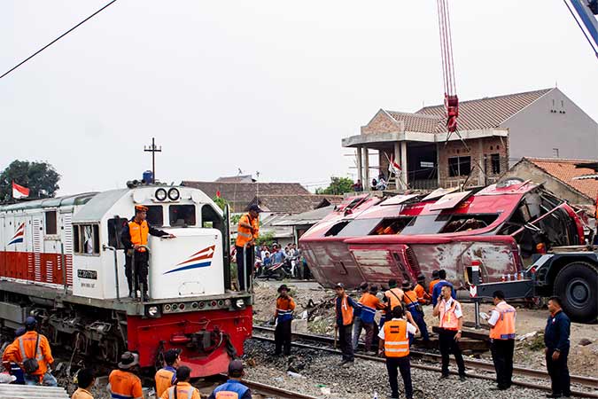 BUS TERTABRAK KERETA API 