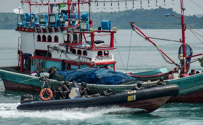 SIMULASI PENANGKAPAN KAPAL ILEGAL FISIHING 