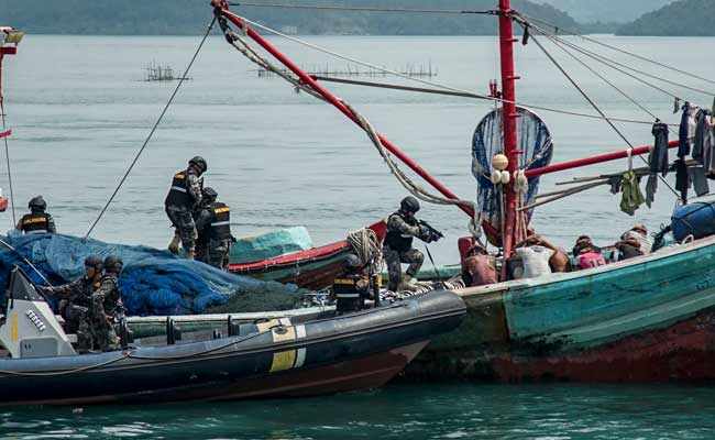 SIMULASI PENANGKAPAN KAPAL ILEGAL FISIHING 