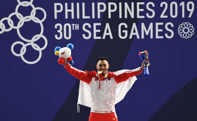 EMAS ANGKAT BESI 61KG PUTRA 