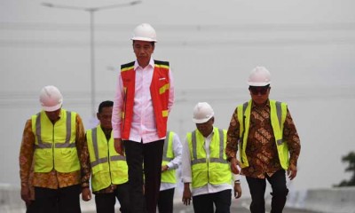 Meresmikan Jalan Tol Layang Jakarta-Cikampek 