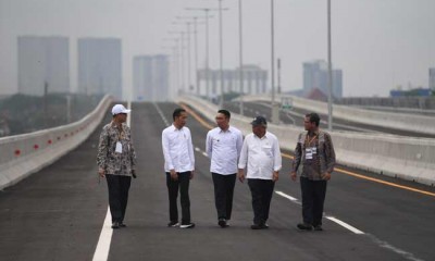 Meresmikan Jalan Tol Layang Jakarta-Cikampek 