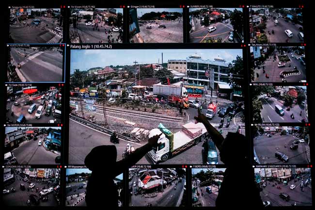PANTAUAN ARUS LALU LINTAS MELALUI CCTV 