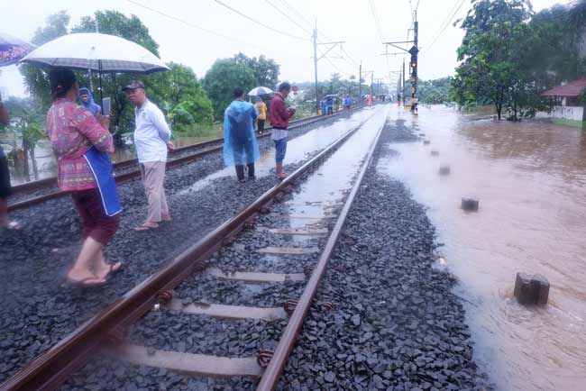 RUAS REL SERPONG-BINTARO TERGENANG 