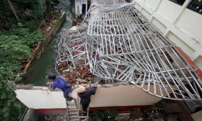 GEDUNG PERPUSTAKAAN SEKOLAH AMBRUK 