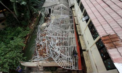 GEDUNG PERPUSTAKAAN SEKOLAH AMBRUK 