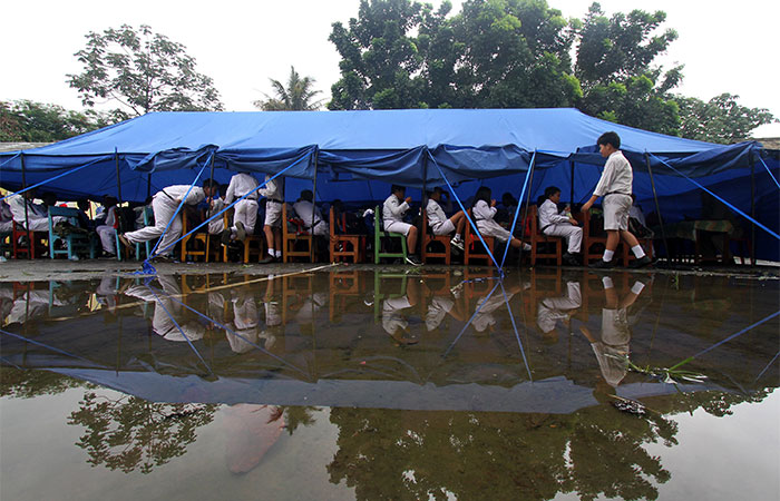 BELAJAR DI TENDA DARURAT
