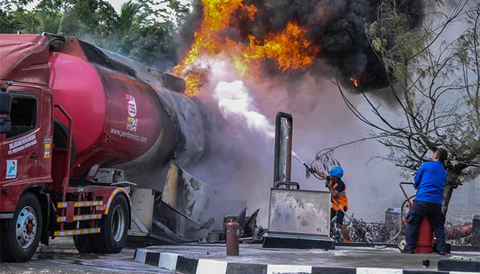 TRUK TANGKI PERTAMINA TERBAKAR 