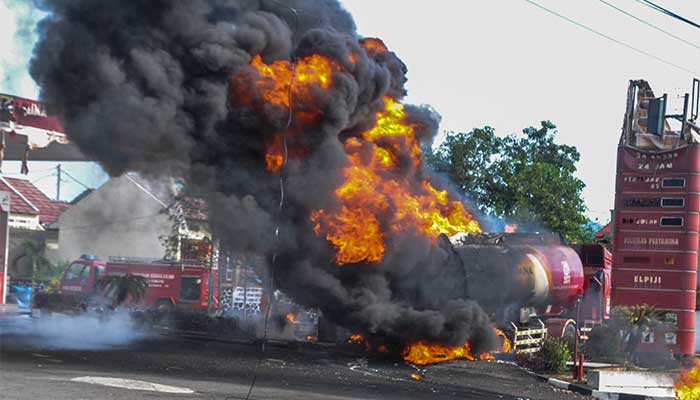 TRUK TANGKI PERTAMINA TERBAKAR 