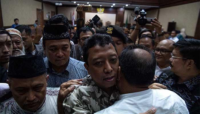 ROMAHURMUZIY DIVONIS DUA TAHUN PENJARA 