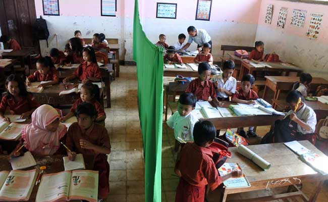 SISWA BELAJAR DI KELAS RUSAK