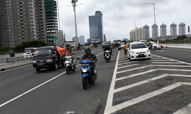 PENGENDARA SEPEDA MOTOR MASUK KE JALAN TOL