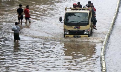 JALAN GUNUNG SAHARI TERENDAM BANJIR