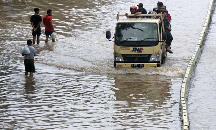 JALAN GUNUNG SAHARI TERENDAM BANJIR