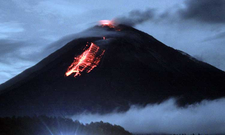 GUNUNG SUMERU KELUARKAN LAVA PIJAR