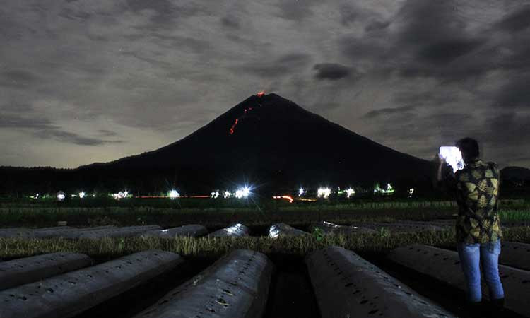 GUNUNG SUMERU KELUARKAN LAVA PIJAR
