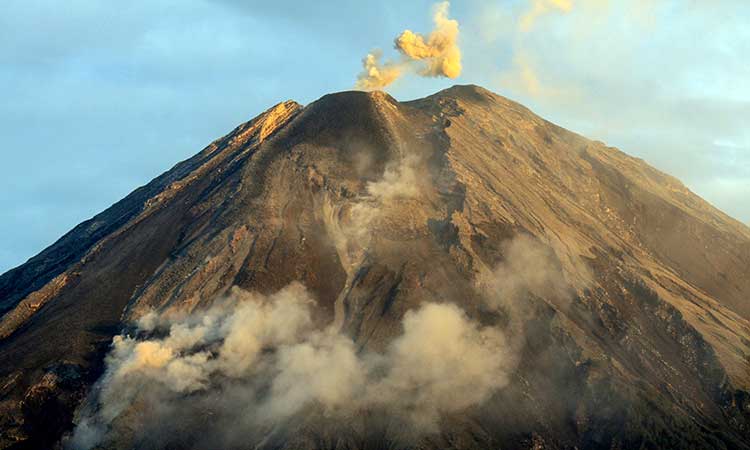 GUNUNG SUMERU KELUARKAN LAVA PIJAR
