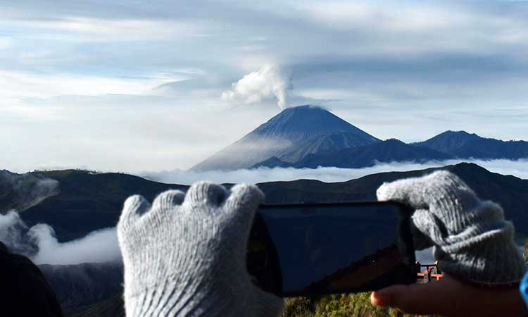 GUNUNG SUMERU SEMBURKAN AWAN PANAS