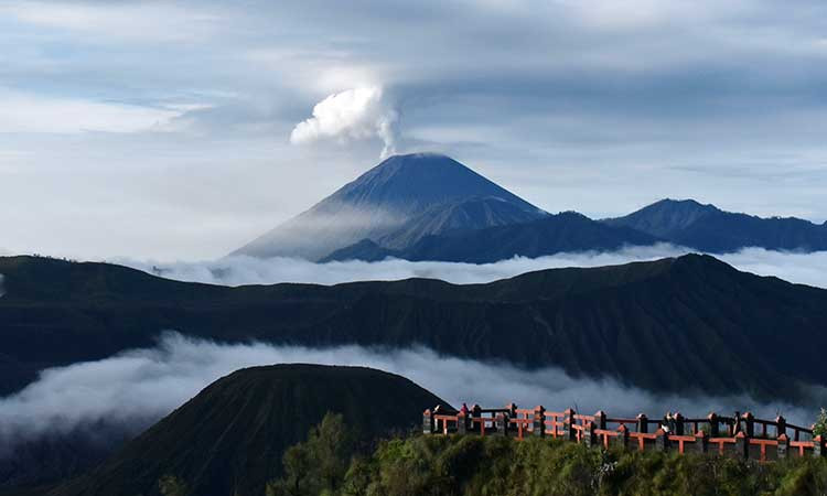 GUNUNG SUMERU SEMBURKAN AWAN PANAS