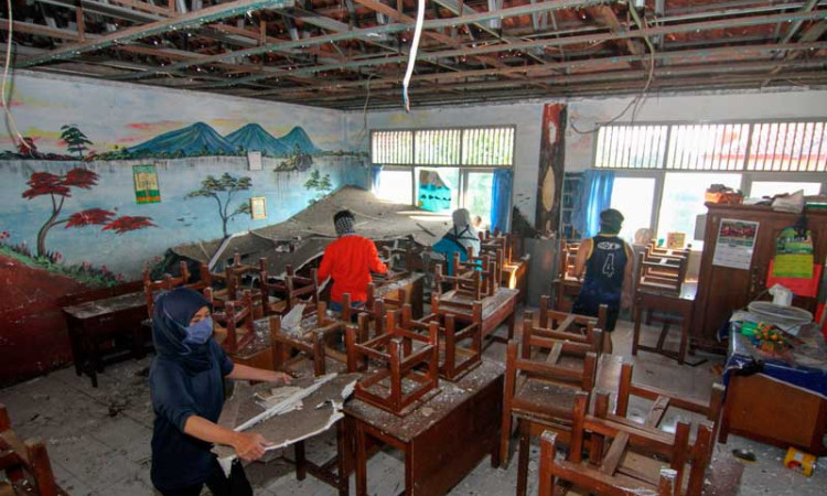 RUANG KELAS SD KEMIRI MUKA 1 DEPOK RUSAK