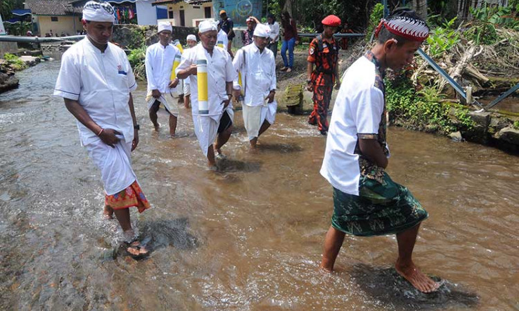 RITUAL MENDAK TIRTA