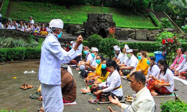 UPACARA MELASTI DI BERBAGAI DAERAH