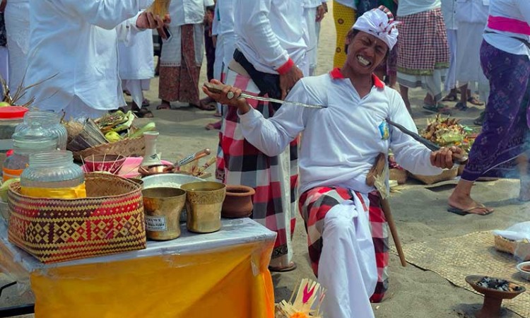 UPACARA MELASTI DI BERBAGAI DAERAH