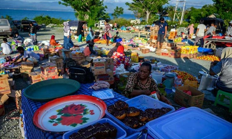 PEMBATASAN JAM OPERASI PASAR DADAKAN