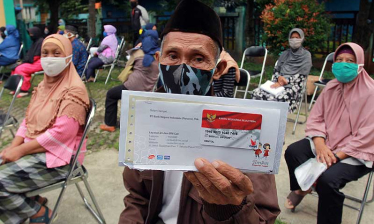 PEMBAGIAN KARTU KELUARGA SEJAHTERA