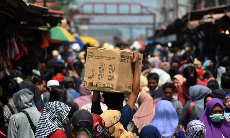 PASAR TRADISIONAL MASIH RAMAI SAAT PSBB