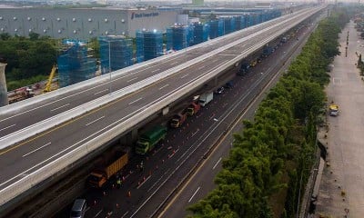 PENYEKATAN PEMUDIK DI TOL JAKARTA-CIKAMPEK