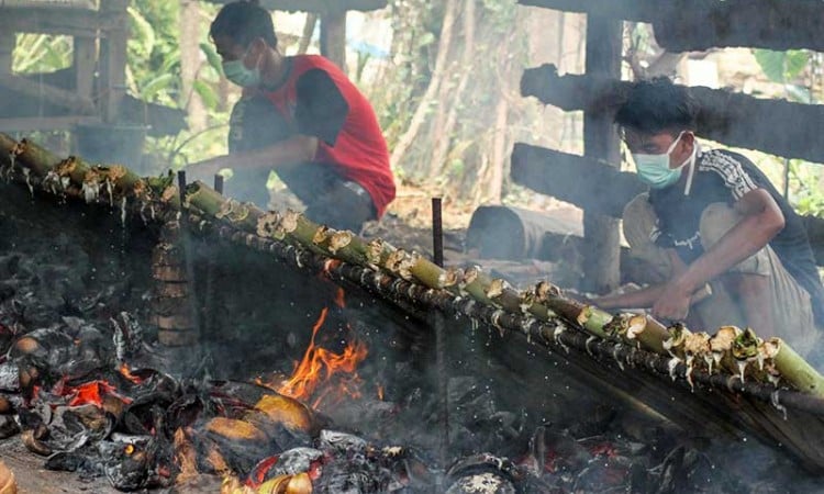 PRODUKSI LEMANG KHAS RAMADAN