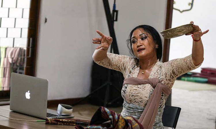 MENGAJAR TARI SECARA DARING