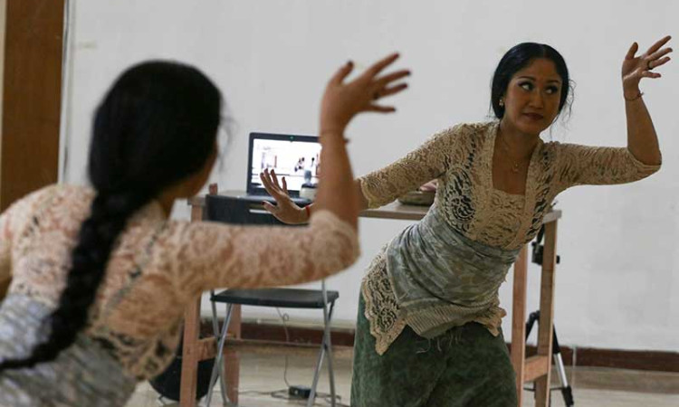 MENGAJAR TARI SECARA DARING