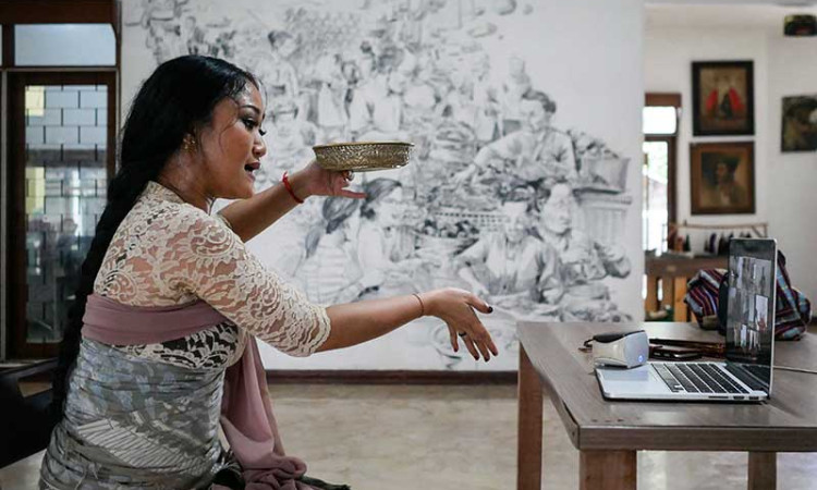 MENGAJAR TARI SECARA DARING