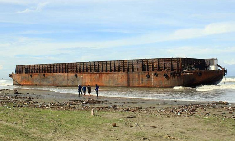 KAPAL TONGKANG TERDAMPAR