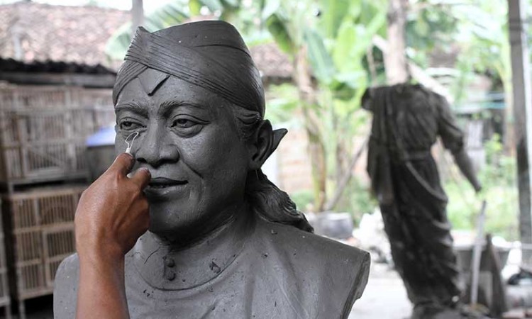 PATUNG MAESTRO CAMPURSARI DIDI KEMPOT          