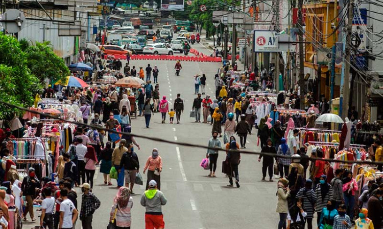 KERAMAIAN AKTIVTAS DI PASAR BARU BANDUNG