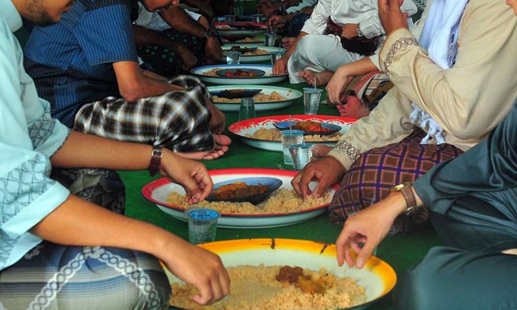 TRADISI MAKAN BERSAMA IDUL FITRI