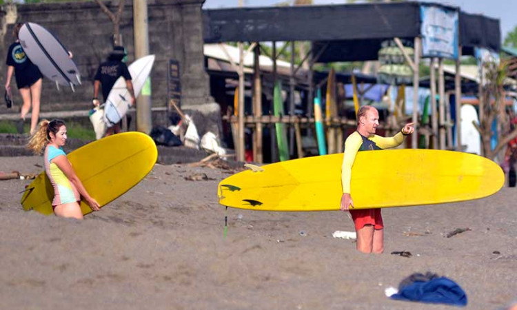 WISATAWAN TETAP KUNJUNGI PANTAI YANG DITUTUP