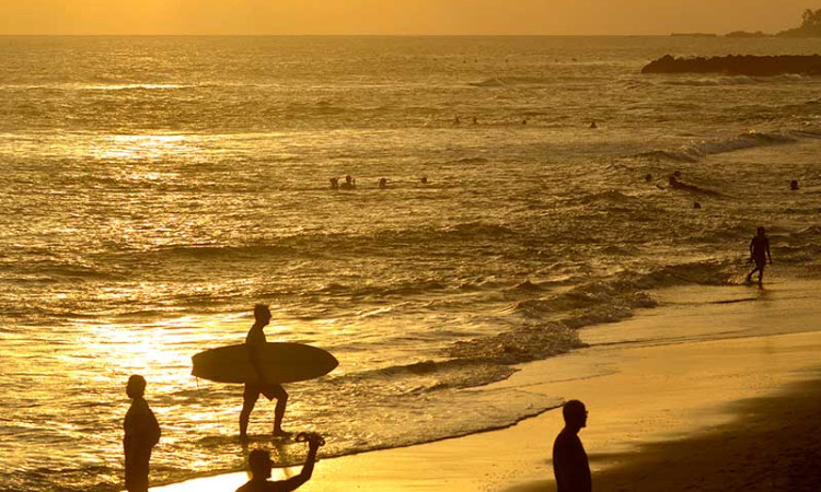 WISATAWAN TETAP KUNJUNGI PANTAI YANG DITUTUP