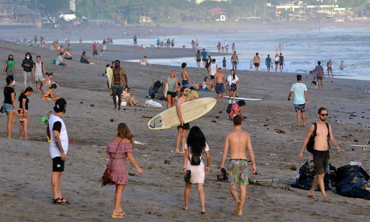 WISATAWAN TETAP KUNJUNGI PANTAI YANG DITUTUP