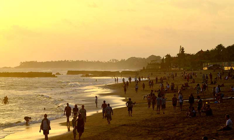 WISATAWAN TETAP KUNJUNGI PANTAI YANG DITUTUP